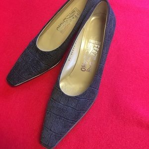 Classic Ferragamo Textured Gray Pump 8AA